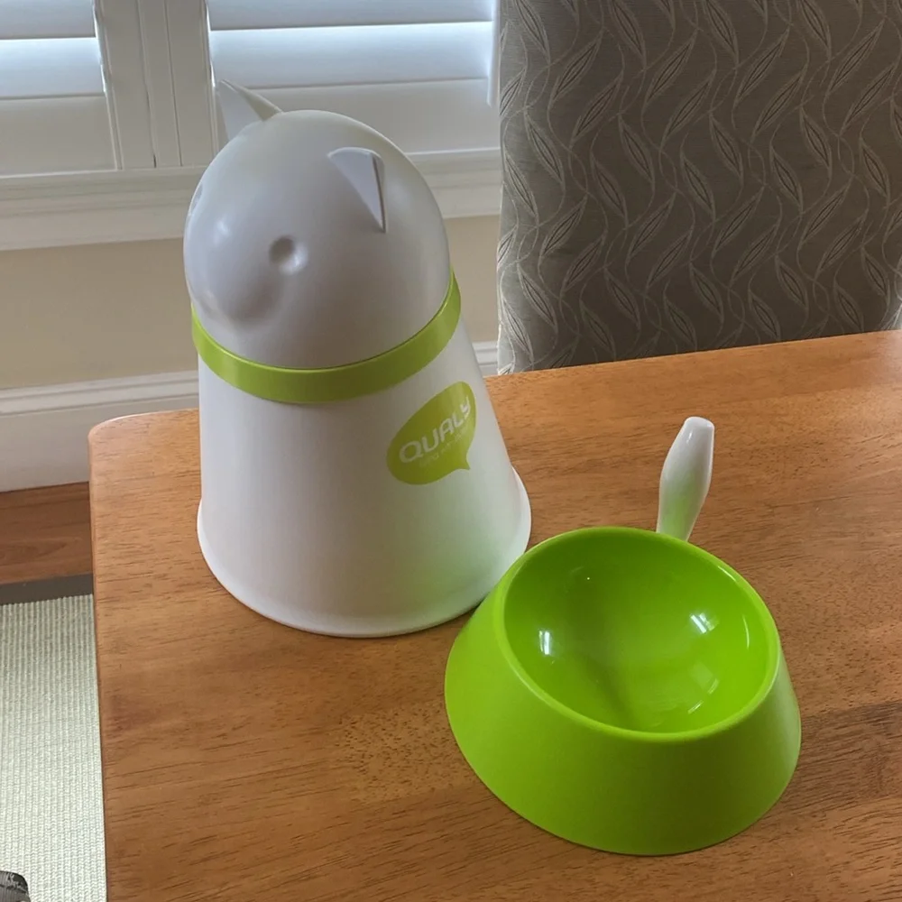 Qualy Design White Cat Food Bowl with cover
